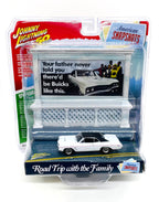 1967 Buick GS400 R1 Johnny Lightning American Snapshots Diorama White Die Cast Modellauto 1:64