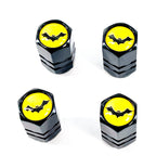 Set von 4 schwarzen eloxierten Aluminiumventil-Stemkappen mit Bat-Logo auf gelbem Hintergrund