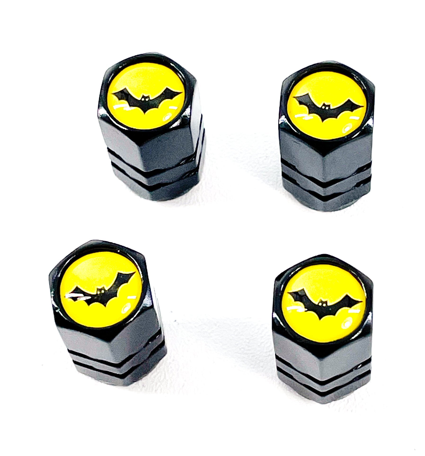 Set von 4 schwarzen eloxierten Aluminiumventil-Stemkappen mit Bat-Logo auf gelbem Hintergrund