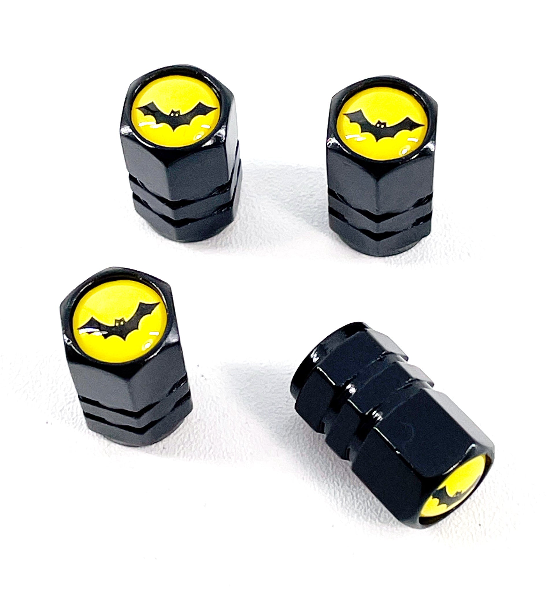 Set von 4 schwarzen eloxierten Aluminiumventil-Stemkappen mit Bat-Logo auf gelbem Hintergrund